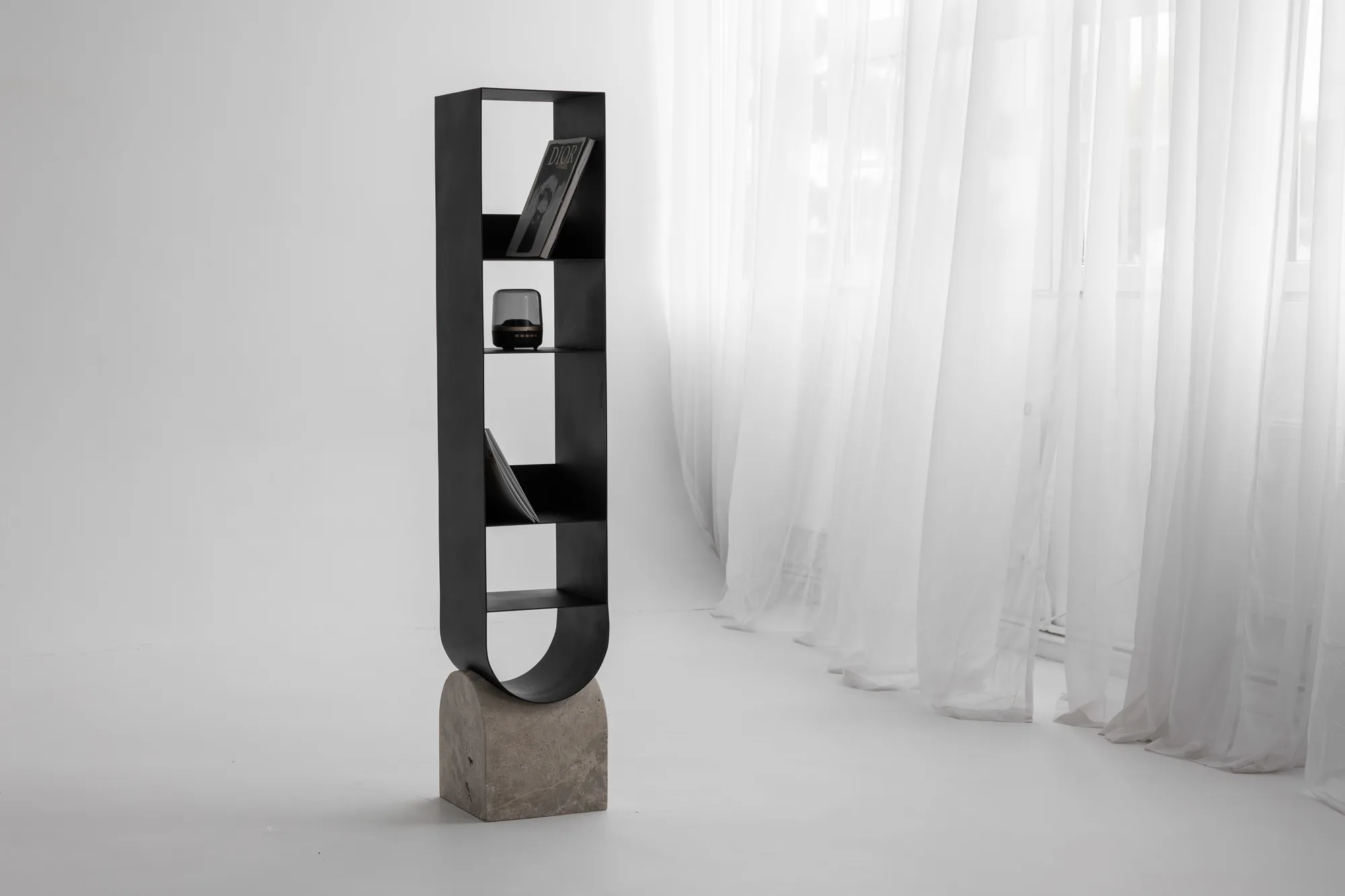 Etajeră decorativă EQUILIBRIO din metal și travertin – foto 1