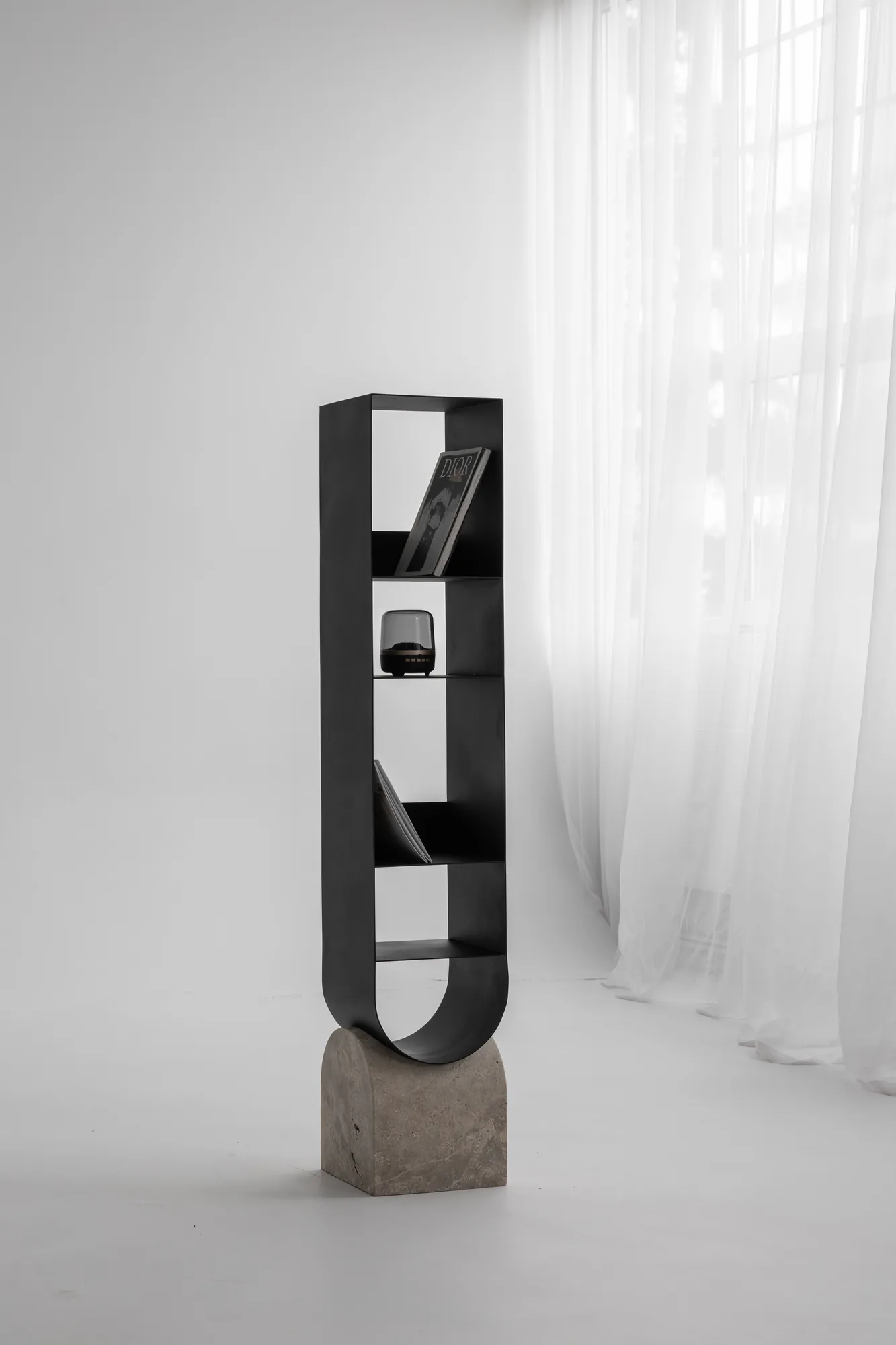 Etajeră decorativă EQUILIBRIO din metal și travertin – foto 2